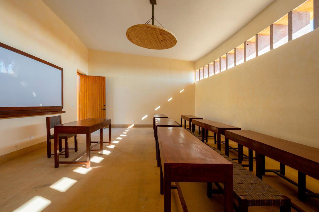 高高的天花板和窗户可以有助于散热。| High ceilings and windows help release trapped heat in classrooms.